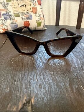 Tortoiseshell Cat-Eye Women's Sunglasses - Brown
